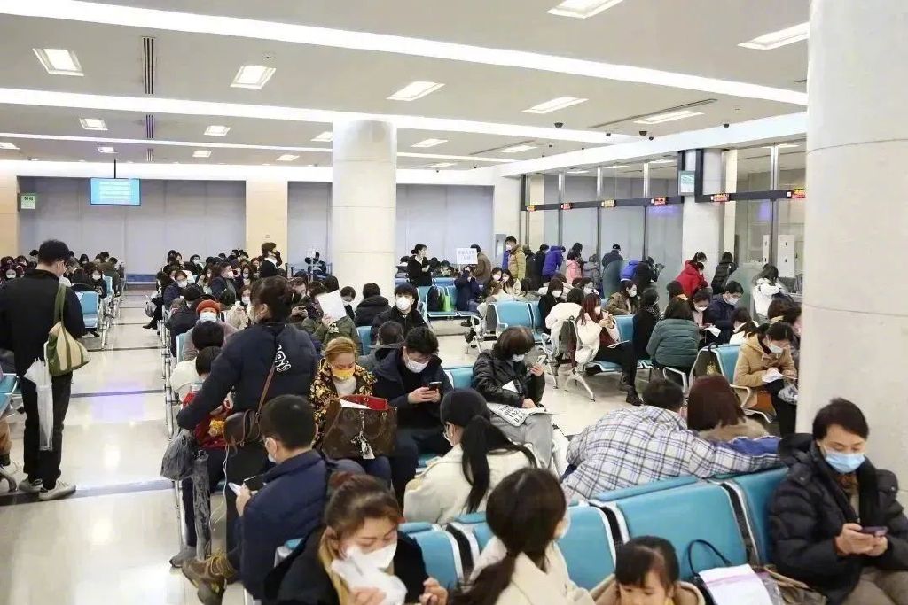 上海出入境证件办理量月超38万,上海恢复出入境证件办理工作日