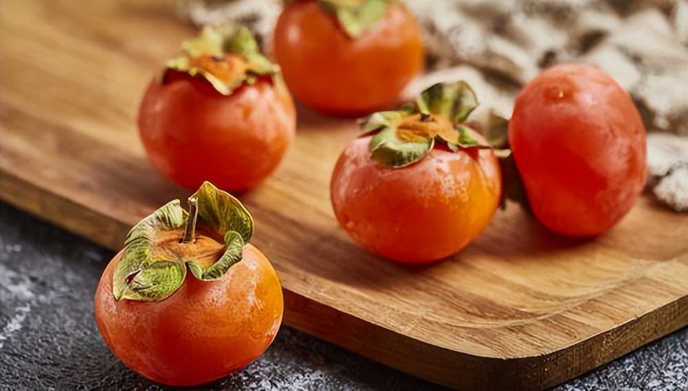 柿子，是胃炎的“加速剂”吗？医生劝告：养胃，少碰4果，做好6事