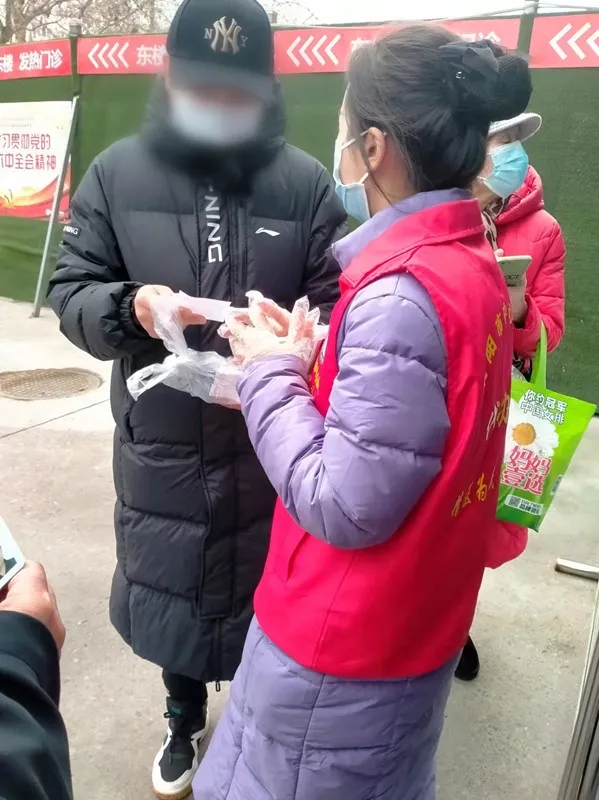 “疫”刻不停｜1辆单车9个90后的药品“代购”行动