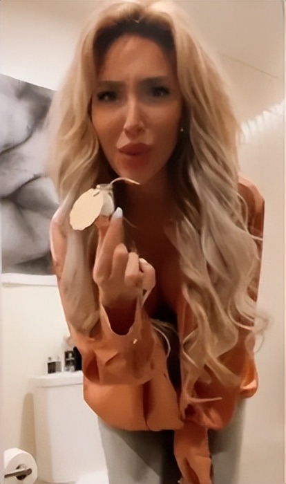 卖屁的女网红现在改卖胸部的汗了，一天能赚3万块