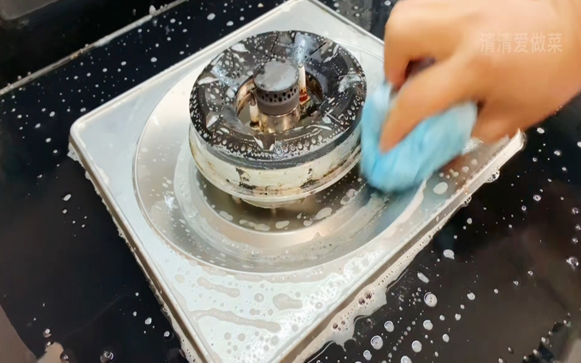 煤气灶太多油了该用什么清洗,煤气灶顽固油污