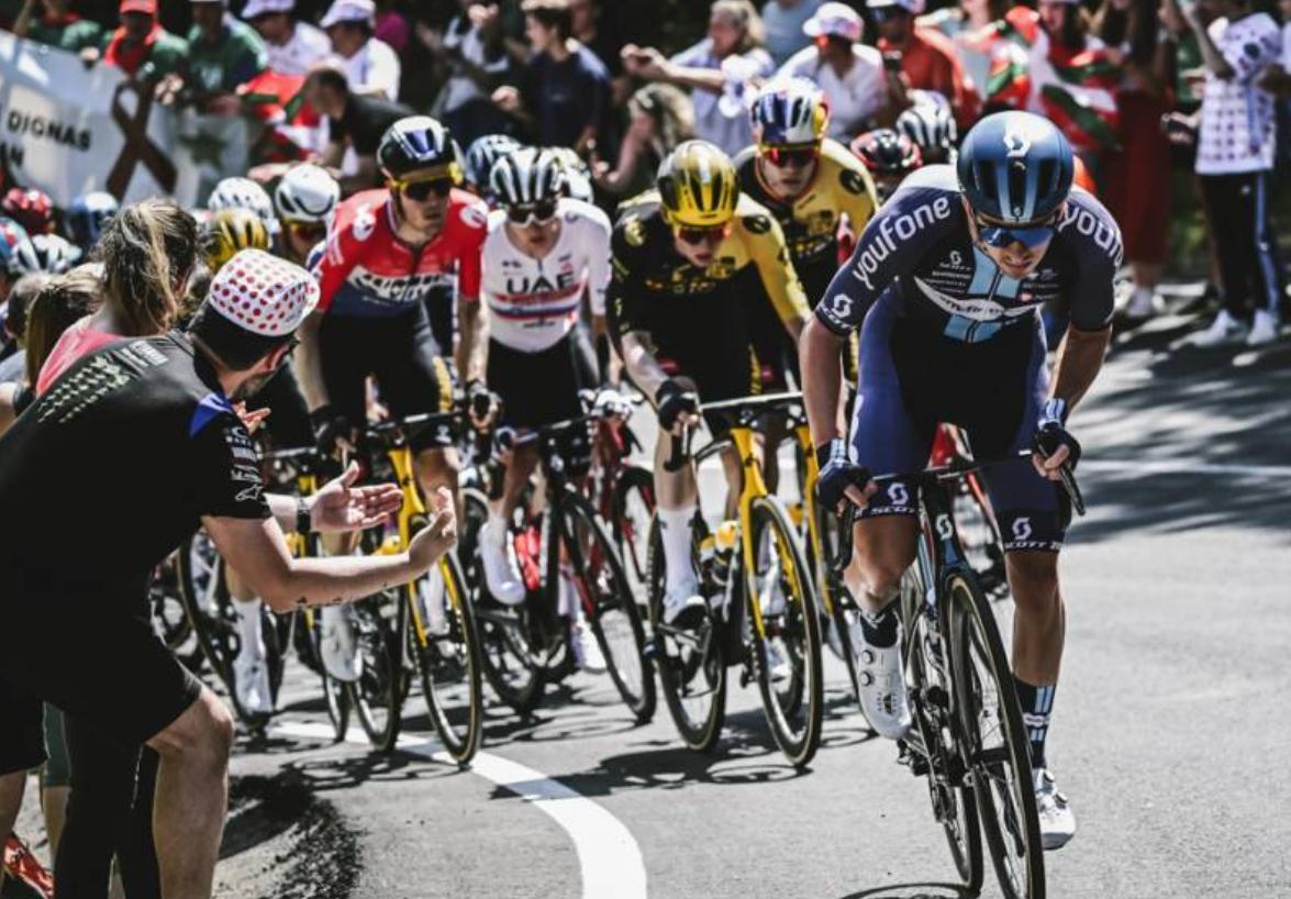 环法自行车赛亚当耶茨,亚当耶茨环法s14采访