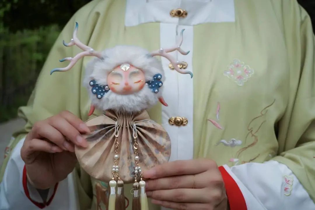 他们靠幻想挣钱，有人排一年队等它，有人花好几万抢拍