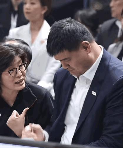 叶莉幽默回答姚明的视频,叶莉调侃姚明