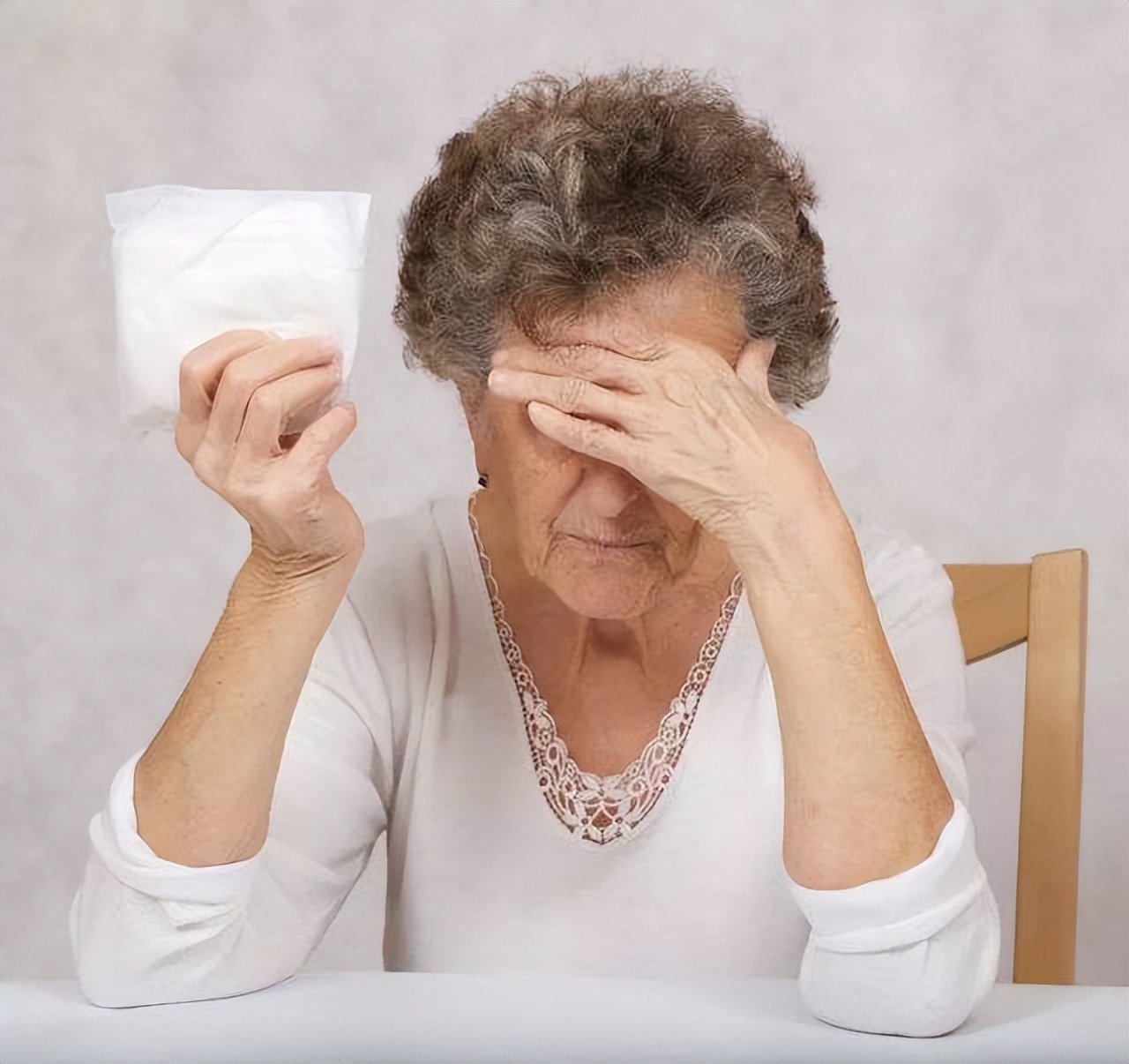 女性生完孩子一咳嗽就漏尿怎么办,女人一咳嗽就漏尿是咋回事