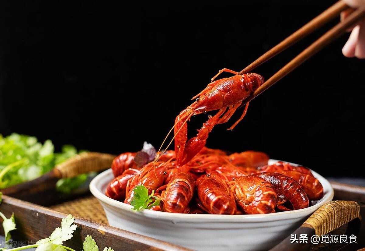 小龙虾买红的还是青的好呢,小龙虾买红的好还是黑的好