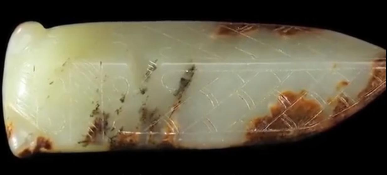 美女拿块玉去鉴宝结果是赝品,美女戴十年玉佩鉴宝