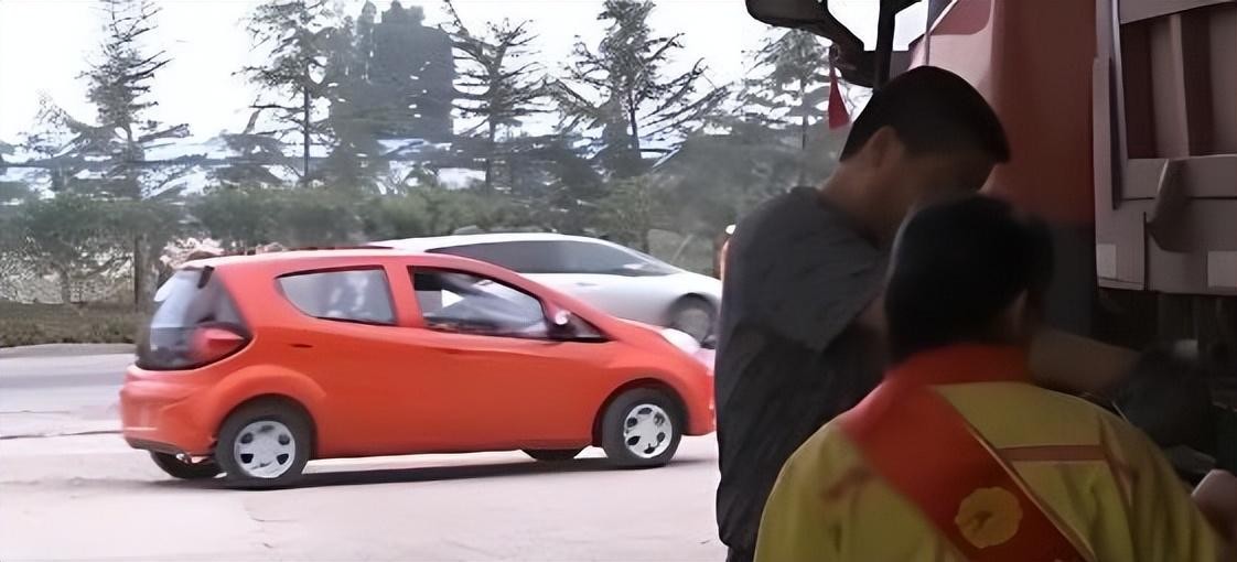 未成年街头暴打无辜妇女,火烧其阴部,被捕后:判不了我死刑!