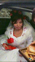 姑娘下次自拍的时候整理一下房间吧，你的秘密都被大家发现啦