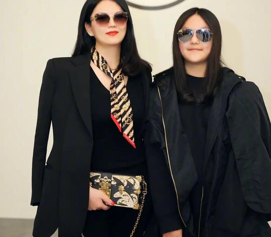 钟丽缇女儿在演唱会现场当众换衣，身材火辣，网友：和她妈一样