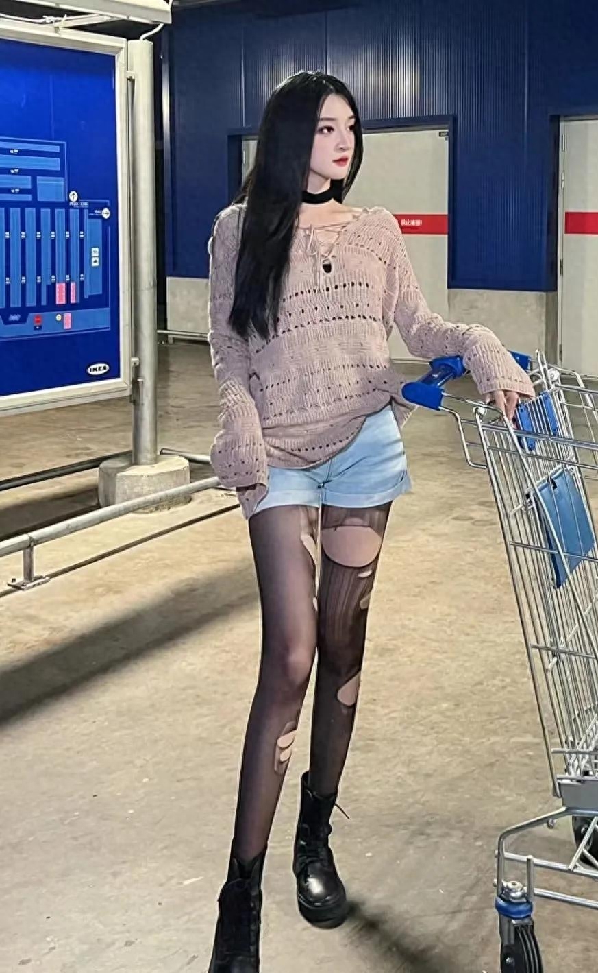 为什么女生穿袜子脚后跟红,为什么女生穿袜子穿拖鞋