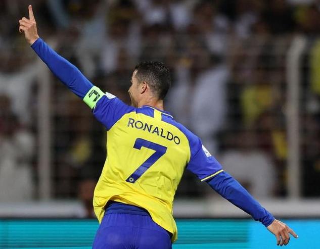 同意加盟！恭喜C罗！年薪涨5倍，28岁正巅峰，锋线华丽升级冲亚冠