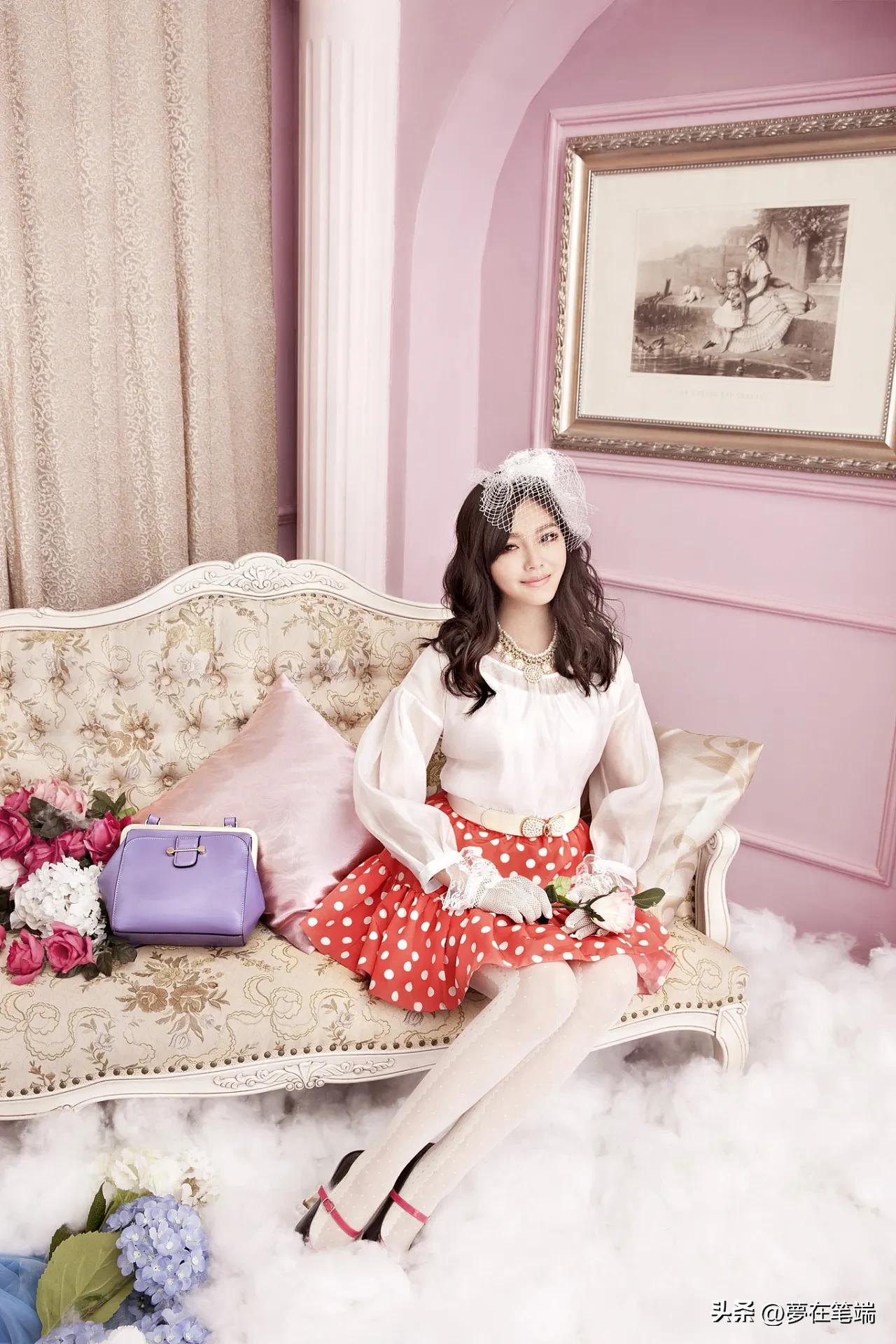 如今很多人吐槽大S穿阿依莲的衣服很土,其实那时的大S很甜美淑女