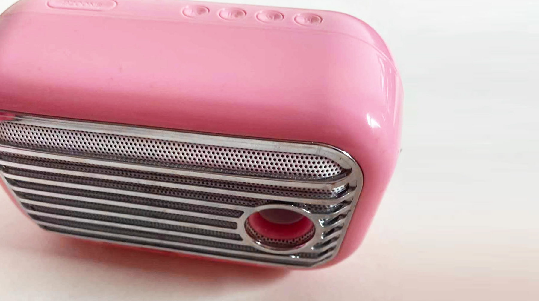 外形像移动电视，旋转滑轮按钮能听广播，这款国产收音机很好用