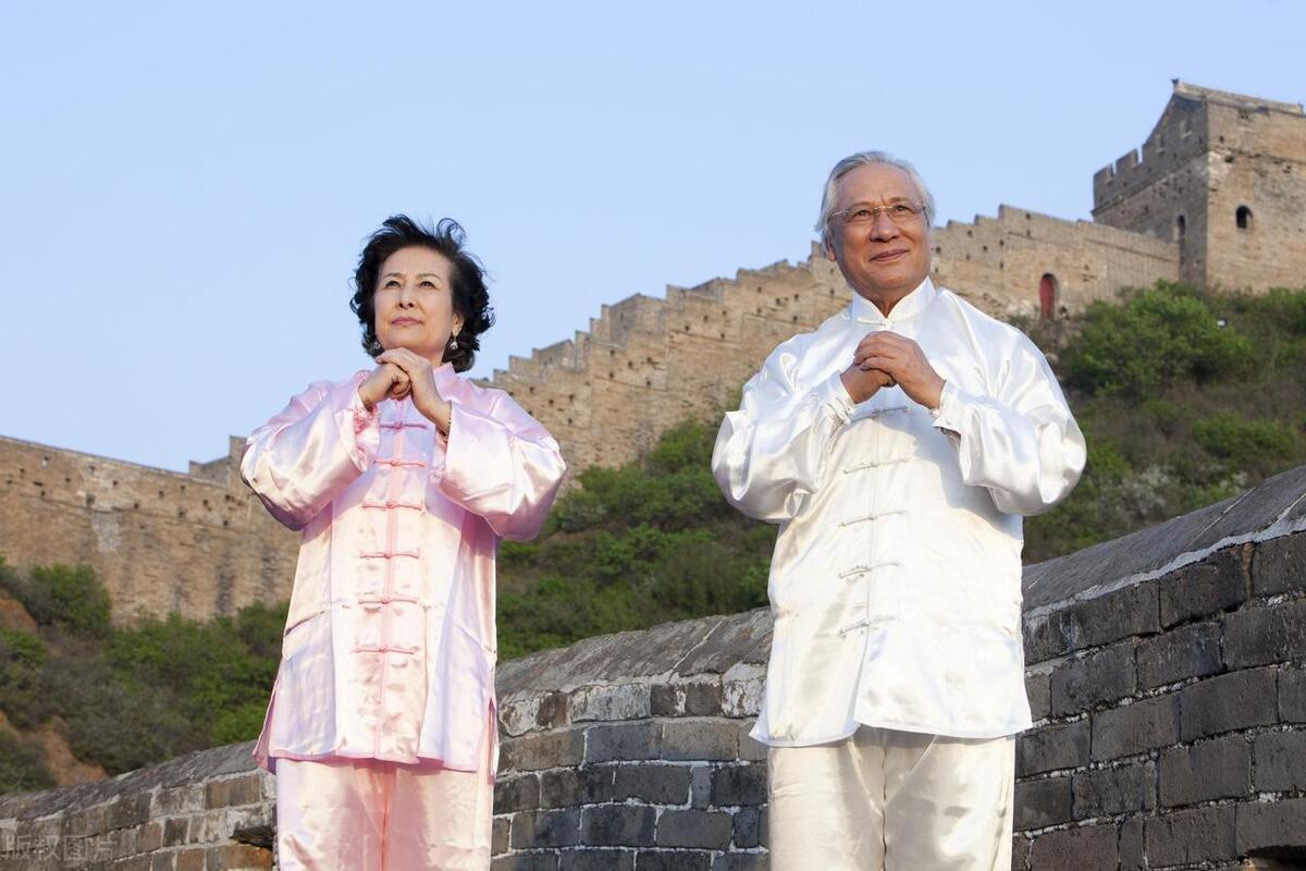 打太极拳穿的衣服叫什么衣服,练太极拳的服装和鞋子