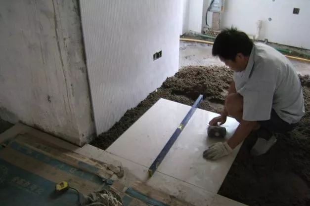 大厅贴瓷砖是先贴地砖还是墙砖好,装修贴地板先还是刷墙先