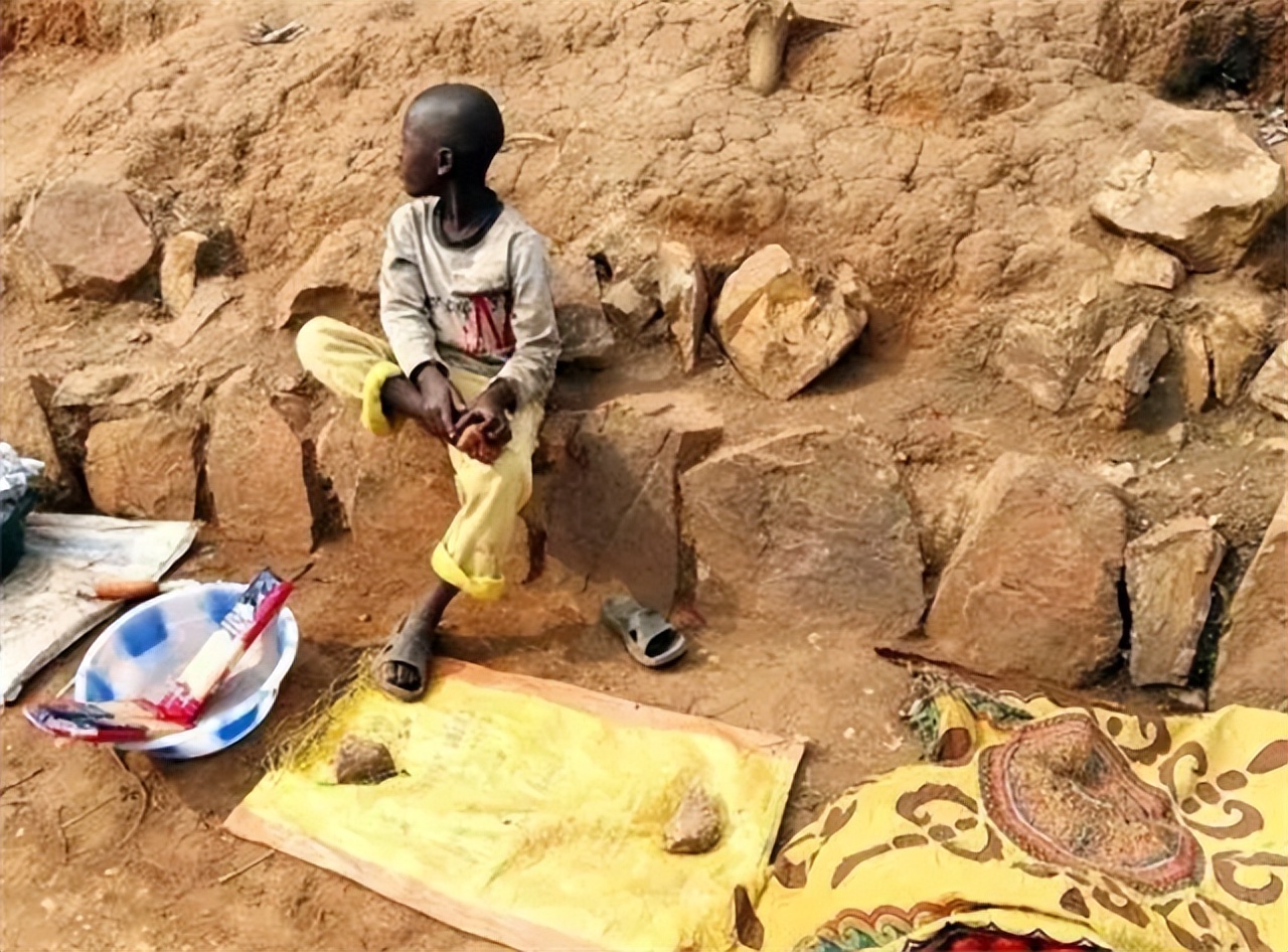 没见过这么穷的国家，买双拖鞋还要分期，一下雨半个国家都瘫痪