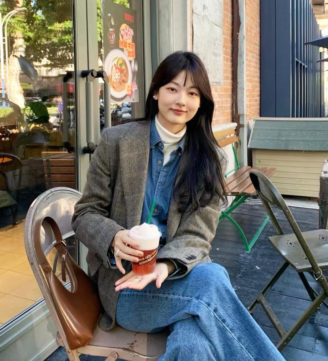 绿色大衣里面穿什么内搭最好,黑色大衣里面怎么穿内搭男