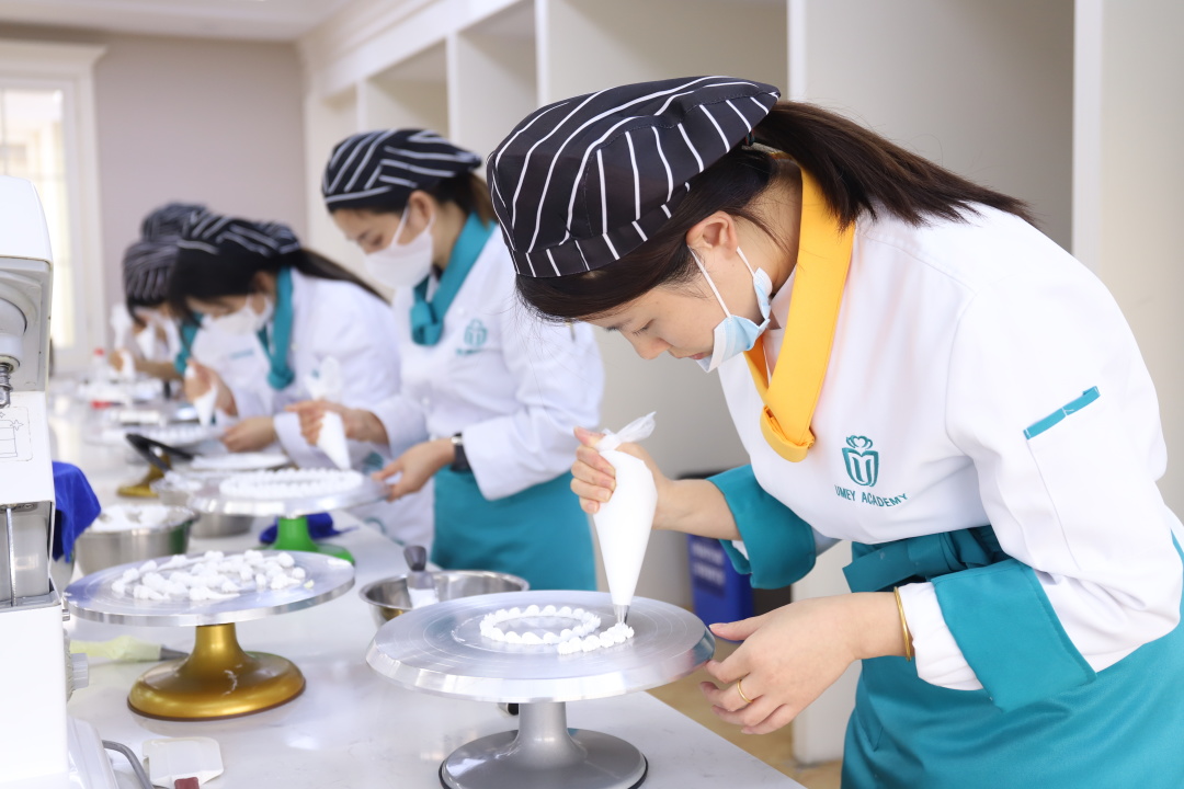 西点烘焙适合什么人,女生学西点烘焙都有哪些优势