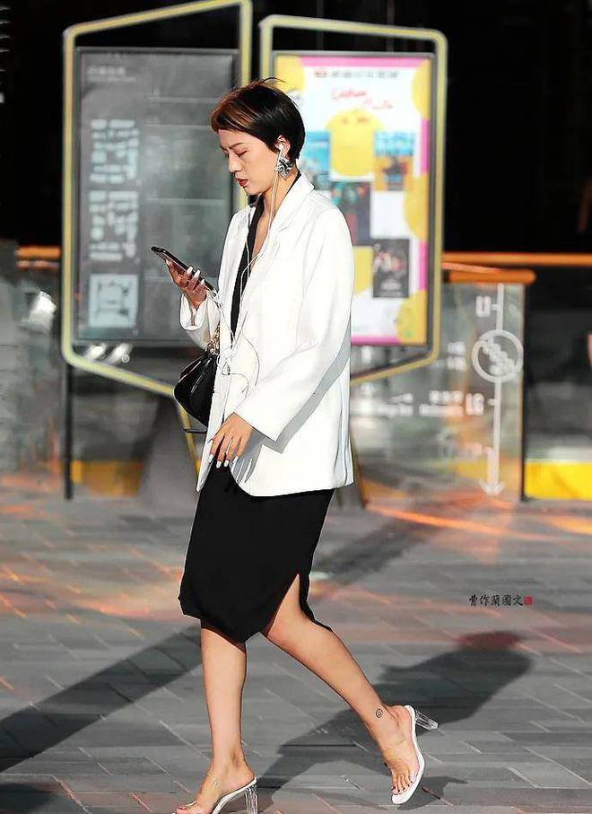 用肉色*袜丝***袜丝**就不一样了，美女是怎样用肉丝为自己加分的