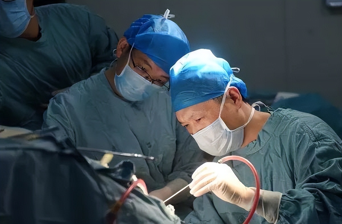 11岁男孩突然高烧呕吐,14岁孩子突发脑炎呕吐