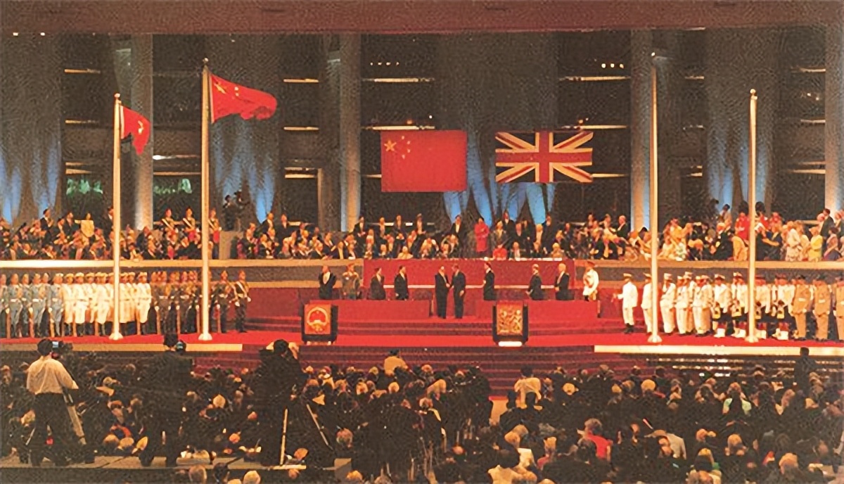 1997年香港回归祖国，英方却不愿归还，邓公：再阻挠*力武**解决！