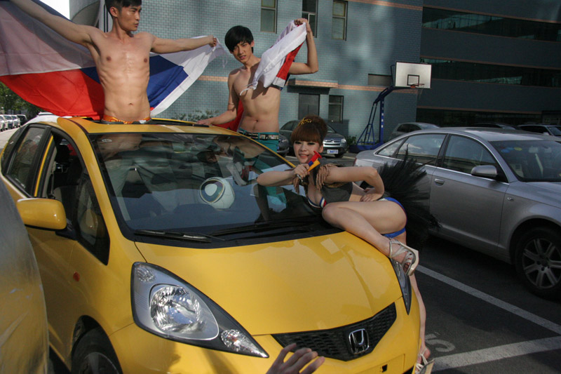 柳岩世界杯狂欢夜变身足球宝贝,美人往事