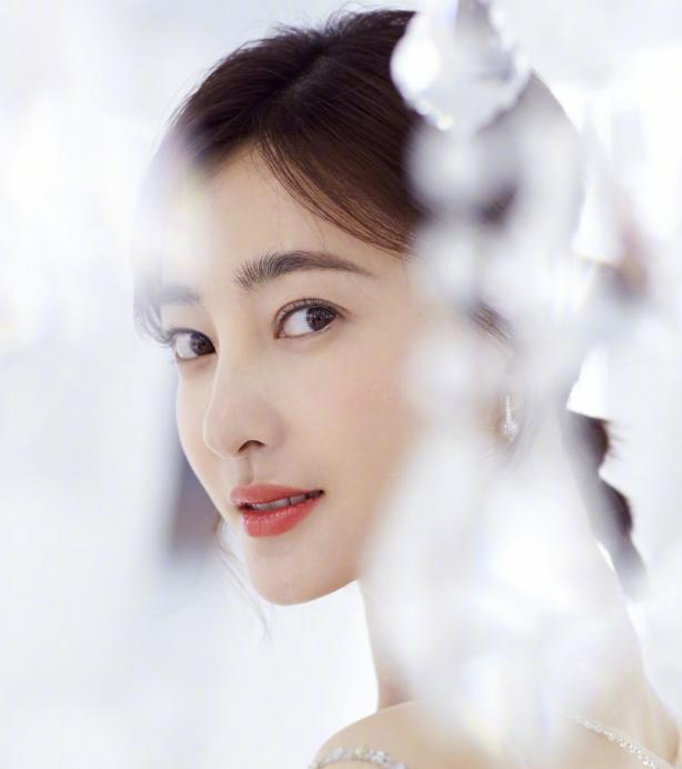 女子割双眼皮失败像瞪眼,女明星割双眼皮对比照