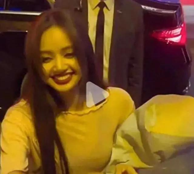 Lisa操作再引热议！晒大尺度照片、妆容变回泰妹，粉丝心疼其