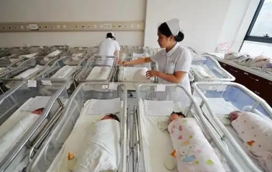 孩子被医院误诊十几年怎么处理,两家孩子被医院抱错五年的连续剧