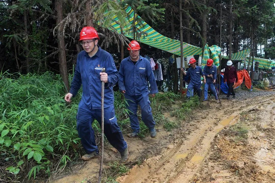 无惧风雨保供电守护光明暖万家,无惧风雨全力以赴抗洪