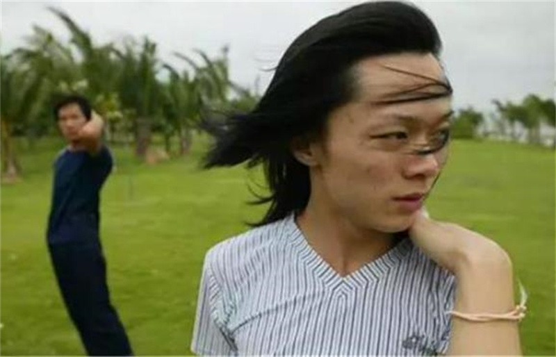 “变性人”李二毛：为爱变女人，被拍17年，41岁在出租屋悲惨离世