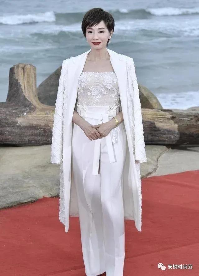 张国荣旧爱优雅老去真迷人！64岁毛舜筠风韵犹存，穿银色西装气质