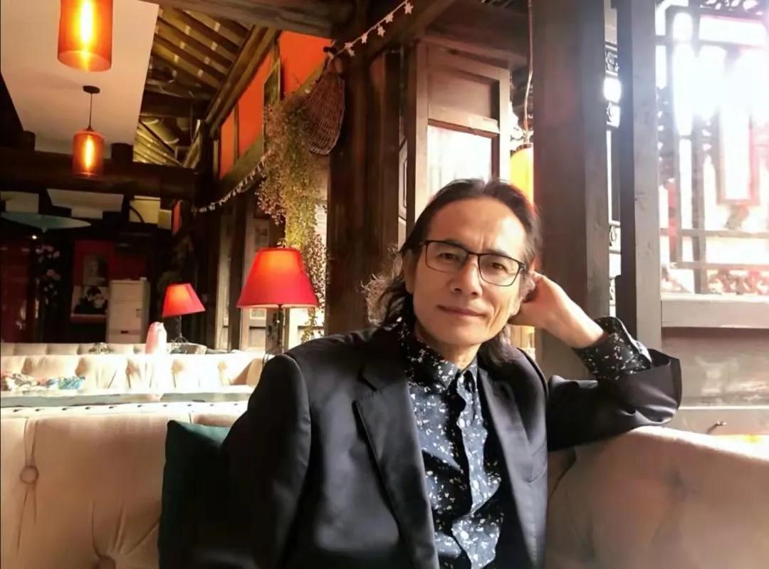 清风吹我的圣经一页页地响