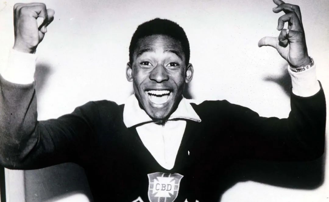 一代巨星的陨落再见了青春,一代球王落幕了马拉多纳一路走好