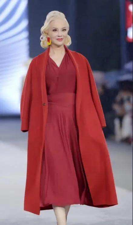 “励志大妈”于书：前夫出轨，两度瘫痪，一夜白头，如今惊艳众人