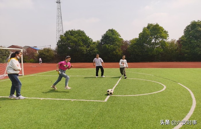 快乐足球追逐梦想放飞未来,小学足球俱乐部足球训练