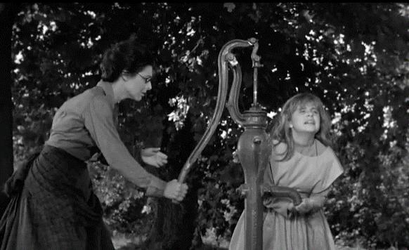 莎莉文老师是不是海伦凯勒的父母,海伦凯勒的老师莎莉文是个孤儿吗