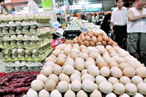 我被单位辞退后，在路边免费给路人送鸡蛋，一个月能挣40000块钱