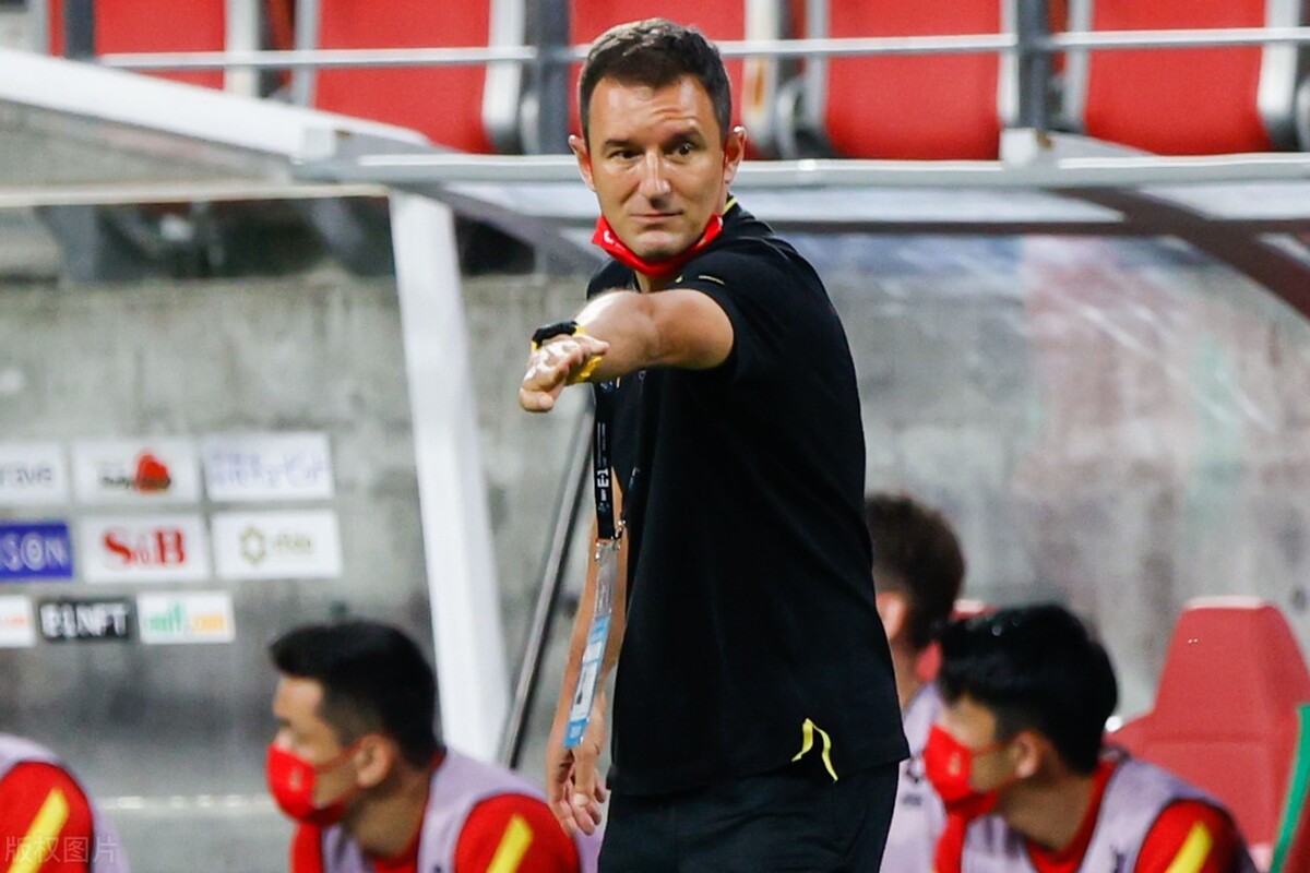 扬科维奇上任仅1天，足协两昏招添乱，陈戌源李铁落网后还敢胡来