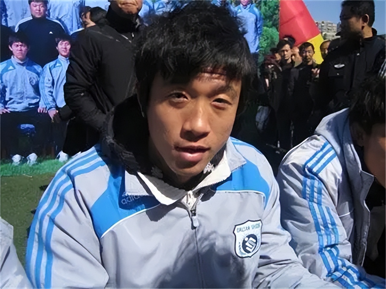 落魄的前大连国脚，与娇妻离异独自抚养女儿，为生计不惜当司机