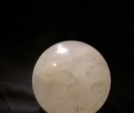 小伙捡到一块长满“金子”的石头,男子散步捡到会发光的石头给20万