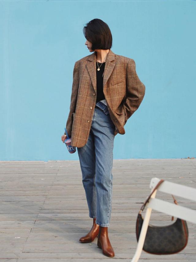 烟管牛仔裤搭配什么上衣好看,绿色牛仔裤搭配什么颜色上衣