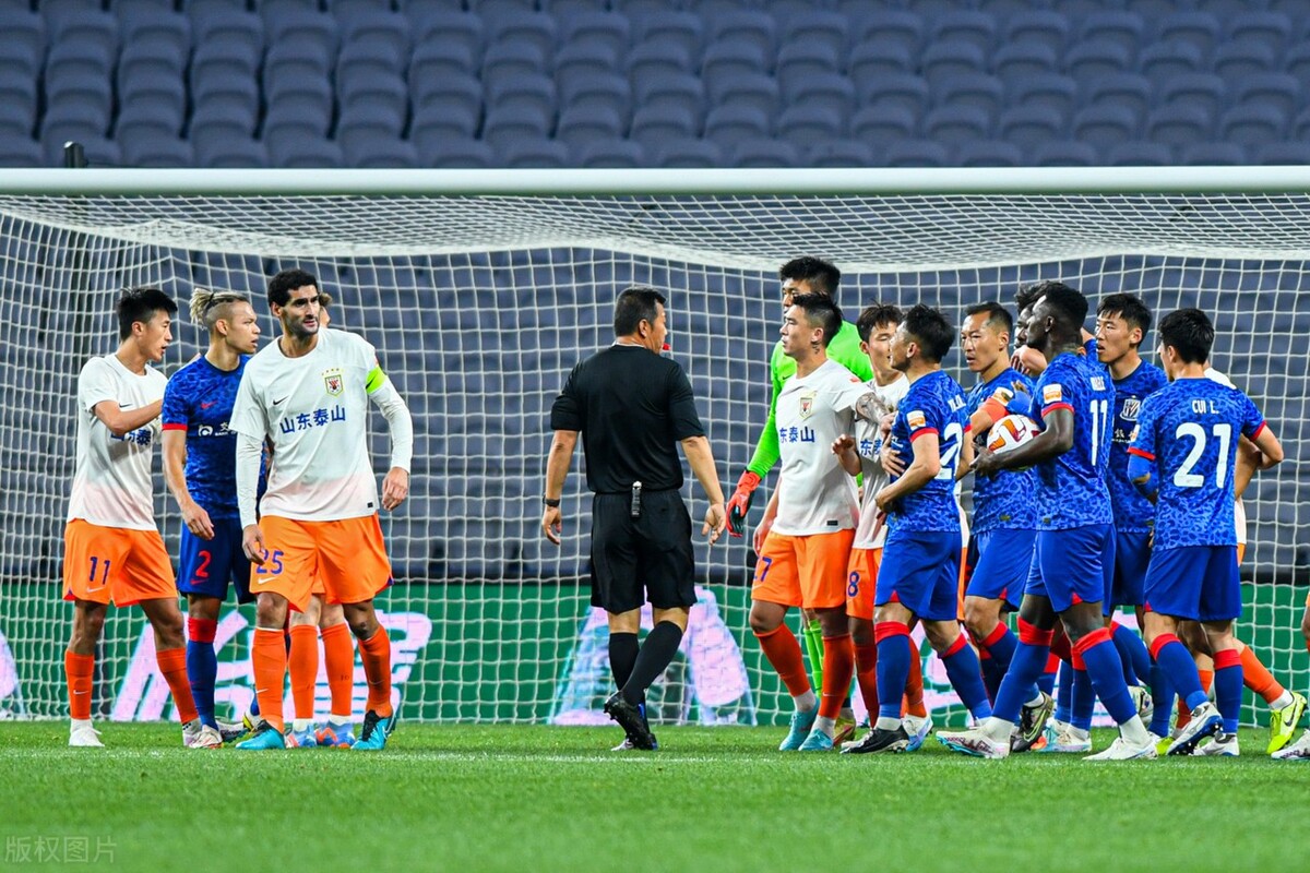 中超严惩黑哨？曝足协启动内部禁赛，2名主裁受处罚，泰山队蒙冤