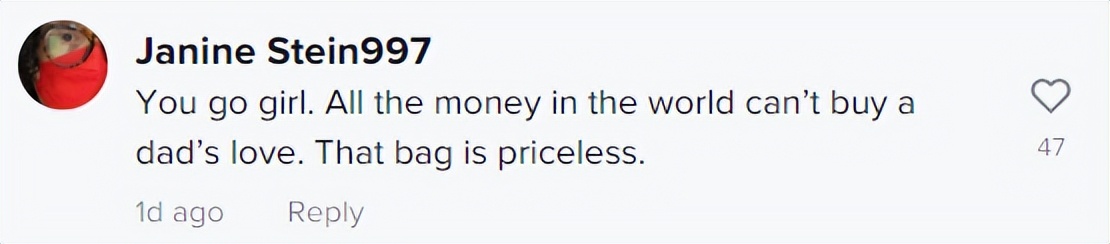 女孩子晒爸爸送的80元的包,女生晒父亲买的包