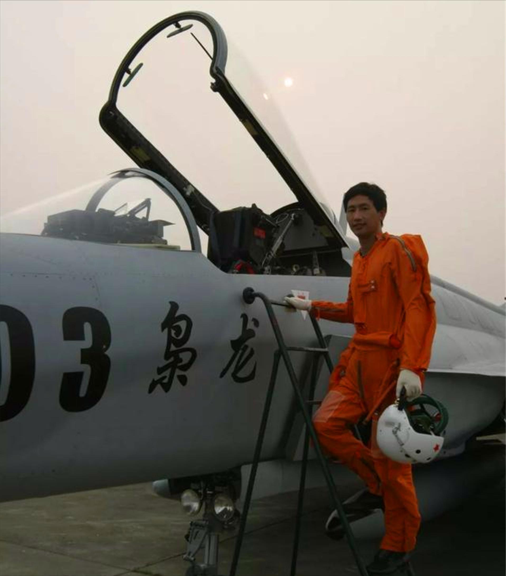 万米高空突然没油，中国试飞员放弃跳伞求生，8分钟避免上亿损失