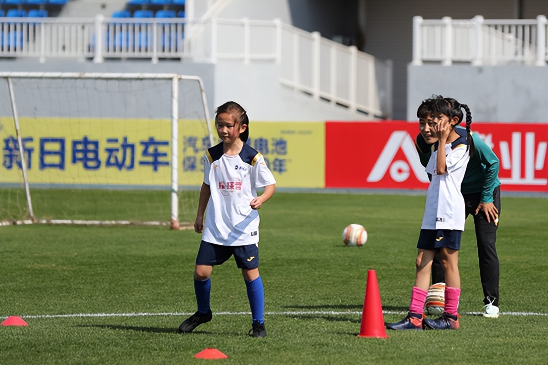 “耀·探营”助力圆梦绿茵场，新日这波跨界营销真的稳