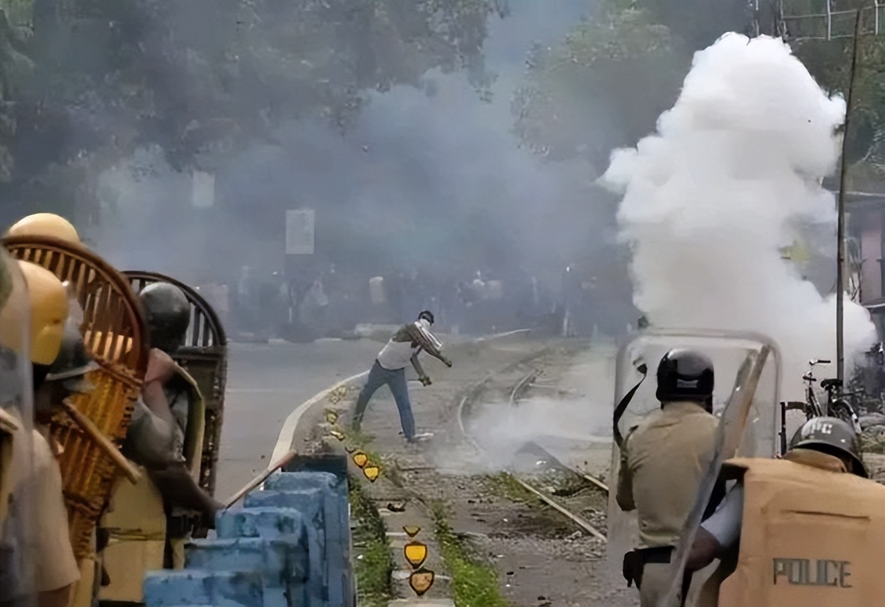 尼泊尔为啥没被印度征服,被印度三面包围的尼泊尔视频