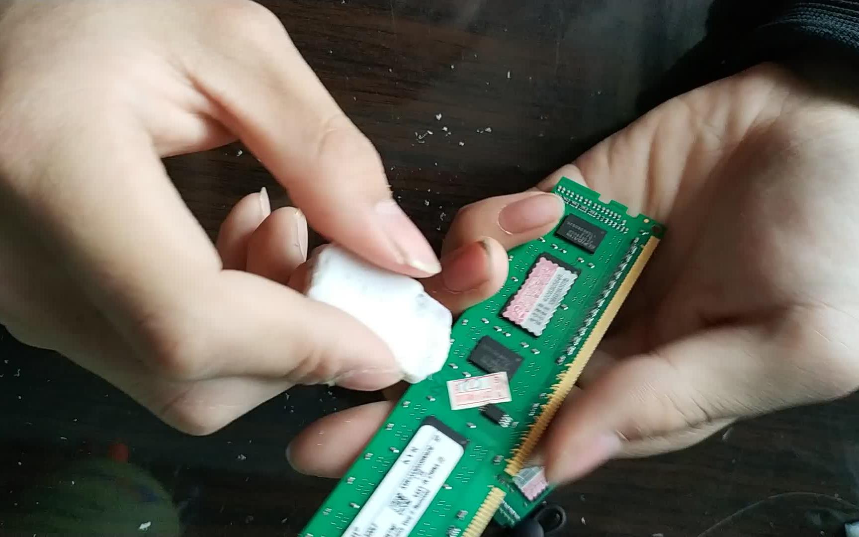 笔记本电脑怎么清理风扇的灰尘,怎么清理电脑主机里面的灰尘