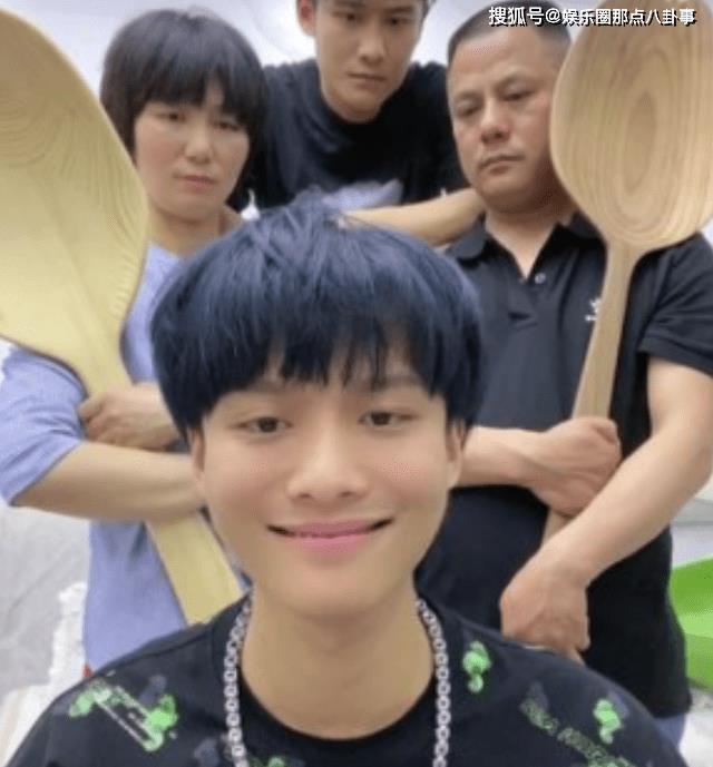网红“小杨哥”粉丝数破亿，爸爸传出不雅视频，与平时人设反差大